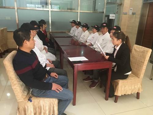 综合管理部组织职工食堂及司乘人员认真学习10月22日干部大会讲话精神
