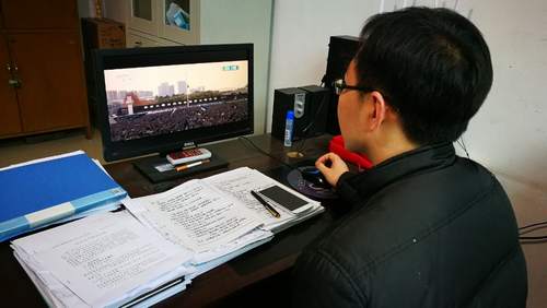 澄合分公司职工收看12.13国家公祭日纪念活动