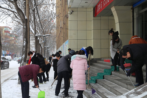 机电安装公司：义务扫雪展企业文明风采