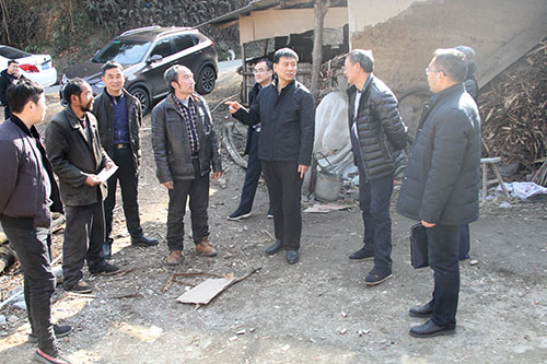 建设集团联合党委副书记 纪委书记 工会主席侯本英前往大坝村慰问贫困户