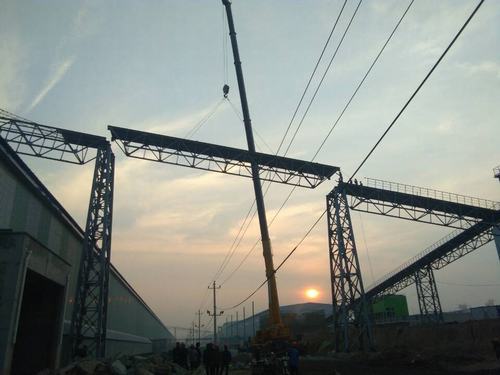 铜煤公司承建的美鑫氧化铝1#、2#仓库工程桁架成功实现合拢施工