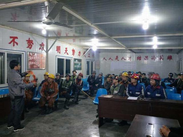 陕煤建设掘进公司北翼项目部开展自救器培训演练全覆盖