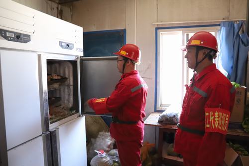 陕煤建设矿建二公司职工代表巡查安全拔出多根问题刺