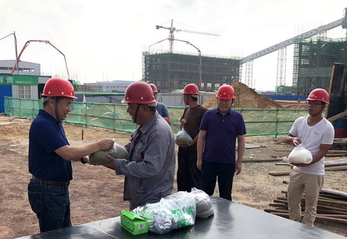 陕煤建设铜川公司：炎炎夏日送清凉  丝丝关爱寄深情
