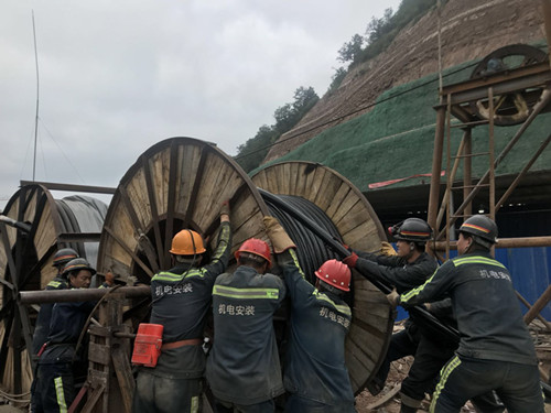 陕煤建设机电安装公司冶坪项目部高压电缆敷设为“猴车”安装做足准备