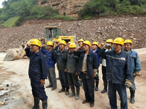 关山脚下彩旗飘 追赶超越新气象