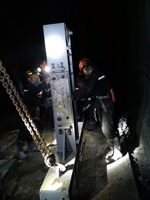 陕煤建设机电安装公司承建沙梁井下大巷皮带安装热火朝天