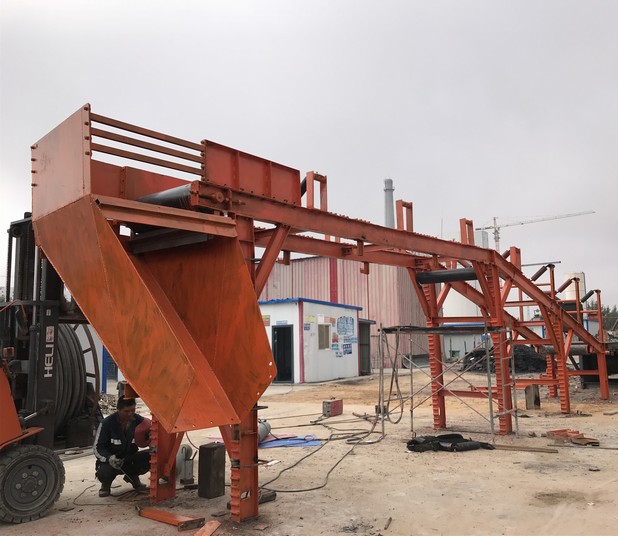 陕煤建设矿建三公司曹家滩项目部创新改造皮带机头架设运煤“天桥”
