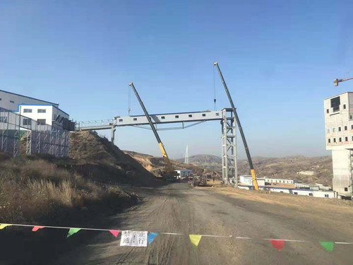 陕煤建设天工公司土建一部沙梁煤矿主斜井井口房至生产系统输送机栈桥钢桁架吊装完成