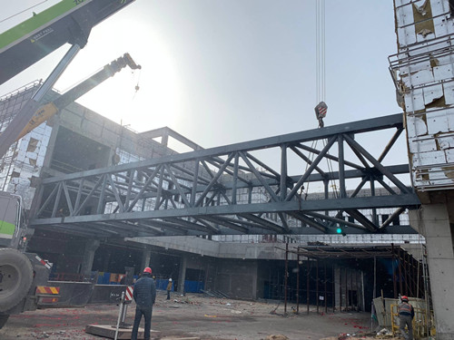 陕煤建设天工公司土建十七部小保当钢连廊顺利吊装完成