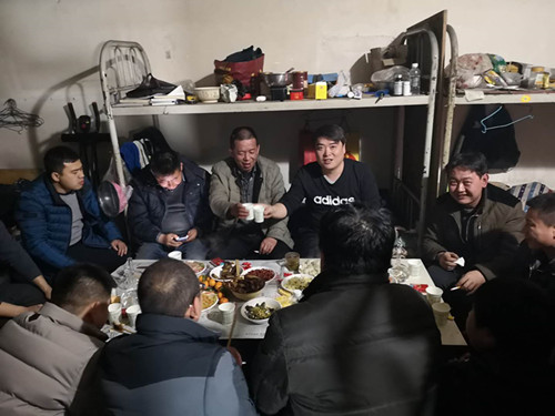 陕煤建设机电安装公司200多名职工在工地欢度除夕