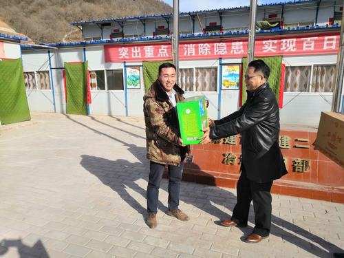 陕煤建设矿建二公司除夕慰问基层职工
