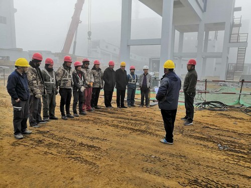 陕煤建设铜煤公司承建的曹家滩矿井主厂房至矸石仓、主厂房至煤泥卸载点带式输送机栈桥工程顺利吊装