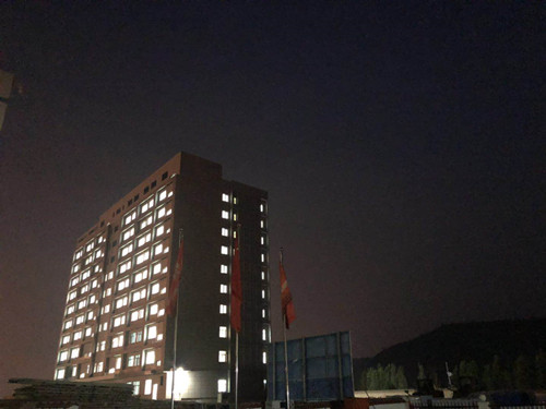 陕煤建设天工公司土建七部彬长铁运公司办公楼成功通电运行