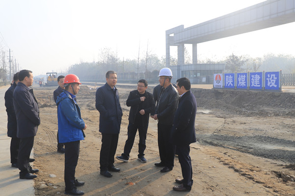 汉中市常务副市长陈晓勇深入陕煤建设汉中分公司铺镇污水处理厂截污干管项目视察