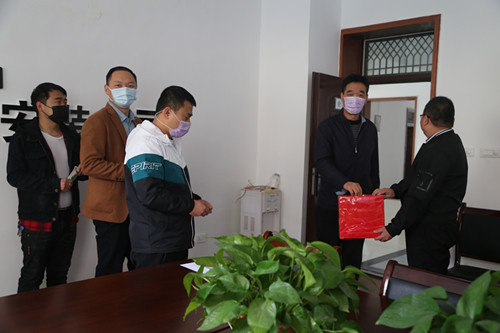 奉献爱心 传递温暖