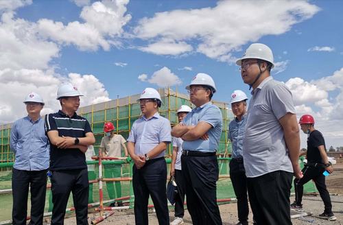 铁路物流集团副总经理李博一行深入陕煤建设铜煤公司承建的靖神铁路孟家湾站施工现场检查指导工作