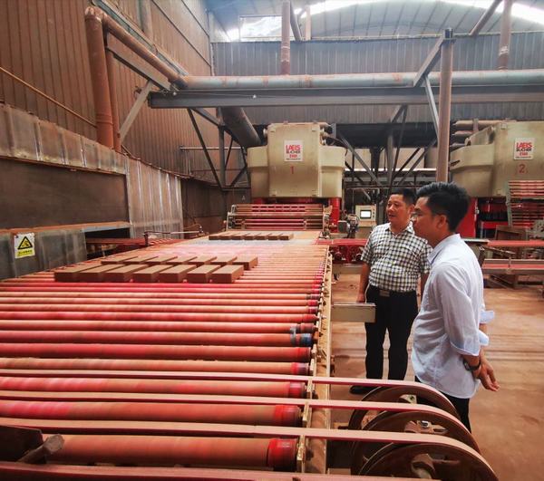 陕煤建设物资公司积极考察透水砖 助力背街小巷改造