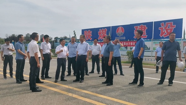 渭南市代市长陈晓勇一行深入南京金龙纯电动商用车建设项目视察工作