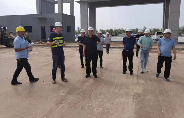 榆林市住建局局长雷亚成莅临榆林公司承建的榆林市民兵训练基地项目检查指导工作