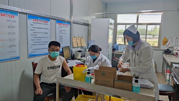 陕煤建设韩城分公司组织员工接种新冠疫苗构筑健康防线