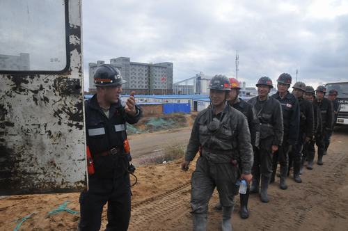 陕煤建设煤矿运营服务分公司：日进尺破50米！掘进铁军回归