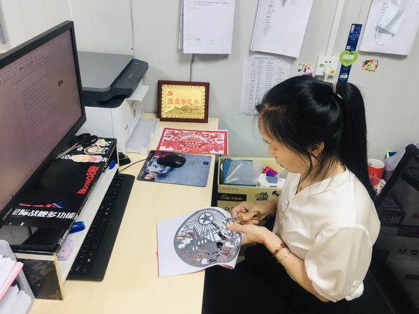 红心向党迎“十一”  巧手镌刻爱国情