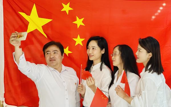 陕煤建设项目开发公司：“与国旗合影，身披荣光 ”