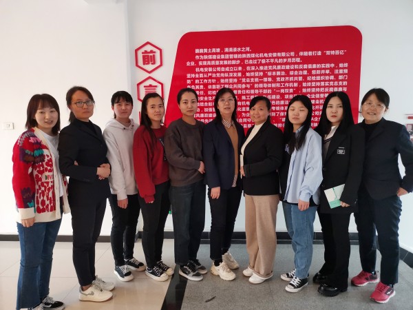 揉肩挑重任  巾帼花开别样红