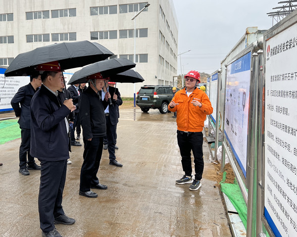 榆林市副市长王华胜莅临陕煤建设机电安装公司施工现场进行环保调研