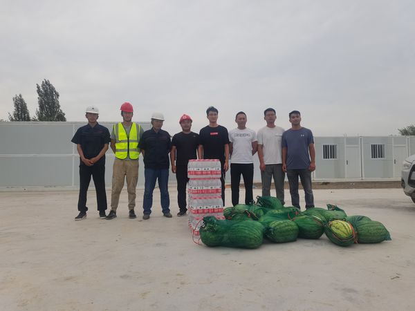 伊宁联创集团组织部长谢辉莅临伊犁州伊宁市煤炭储运中心基地建设项目开展“送清凉”慰问