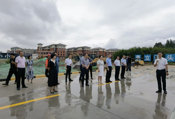 汉阴县县委书记刘飞霞一行莅临汉阴县实验中学 二期建设工程项目现场调研指导工作