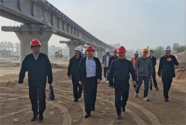陕西铁路物流集团副总经理李博一行陕西铁路物流集团副总经理李博一行深入陕煤建设路桥分公司靖神铁路项目检查指导靖神铁路项目检查指导