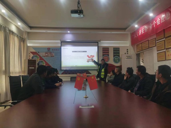 陕煤建设路桥分公司靖神铁路项目部开展“文明交通,你我同行”全国交通安全日活动