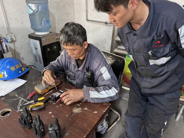 陕煤建设洗选煤运营公司红柳林洗煤厂项目部：提高联络效率 让“对讲机”连好安全