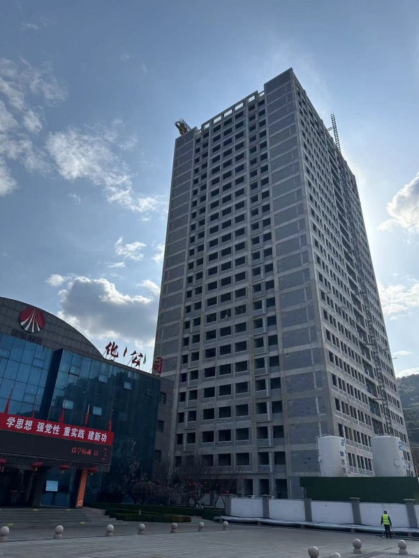 陕煤建设咸阳分公司承建的建新煤化6号宿舍楼主体结构顺利通过验收