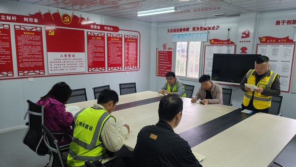 陕煤建设铜煤公司第一项目部组织“读经典，传递青春能量”青年职工主题活动