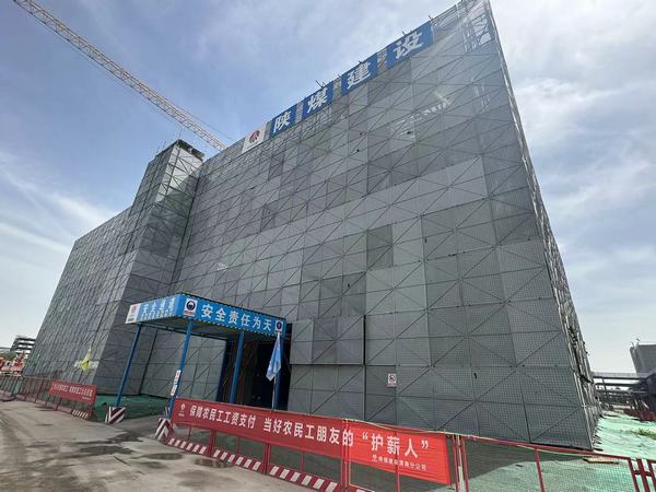 陕煤建设渭南分公司第十三项目部承建的陕煤研究院泾河新城新能源产业基地项目21#厂房喜封金顶