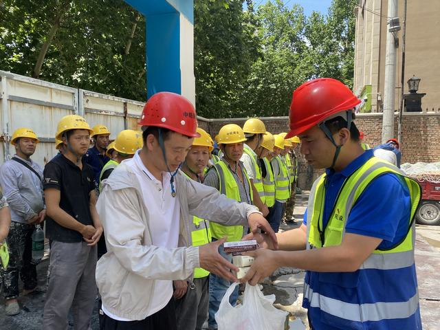 陕煤建设韩城分公司：战“酷”暑 有“凉”策
