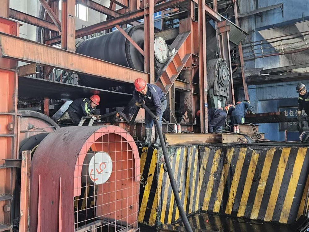 陕煤建设机电安装公司神府项目部提前8小时完成驱动装置滚筒及机架更换检修任务