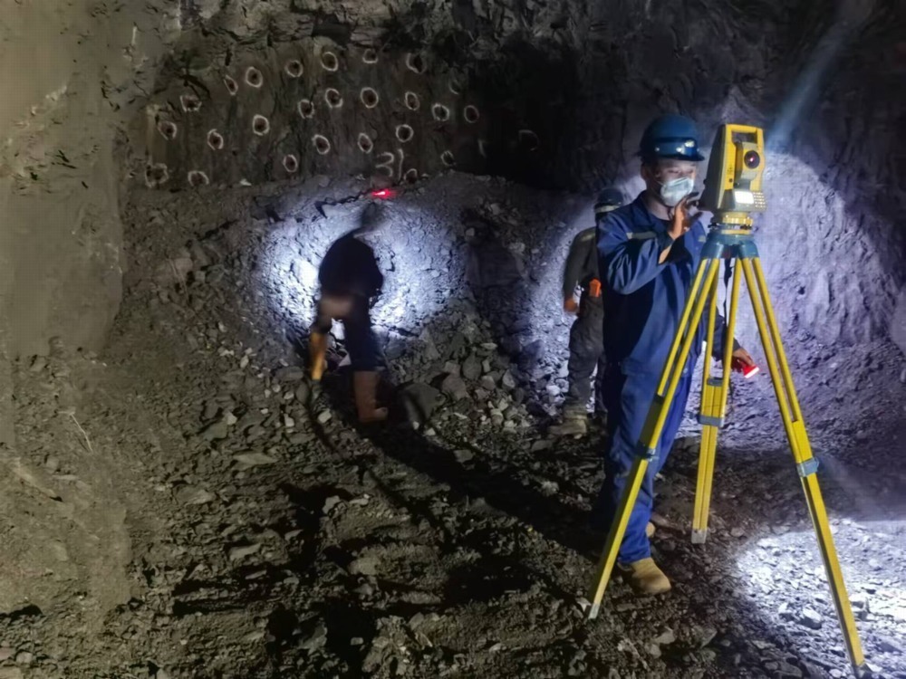 陕煤建设矿建三公司黑沟项目部2号主溜井与1号溜井检查巷成功“牵手”