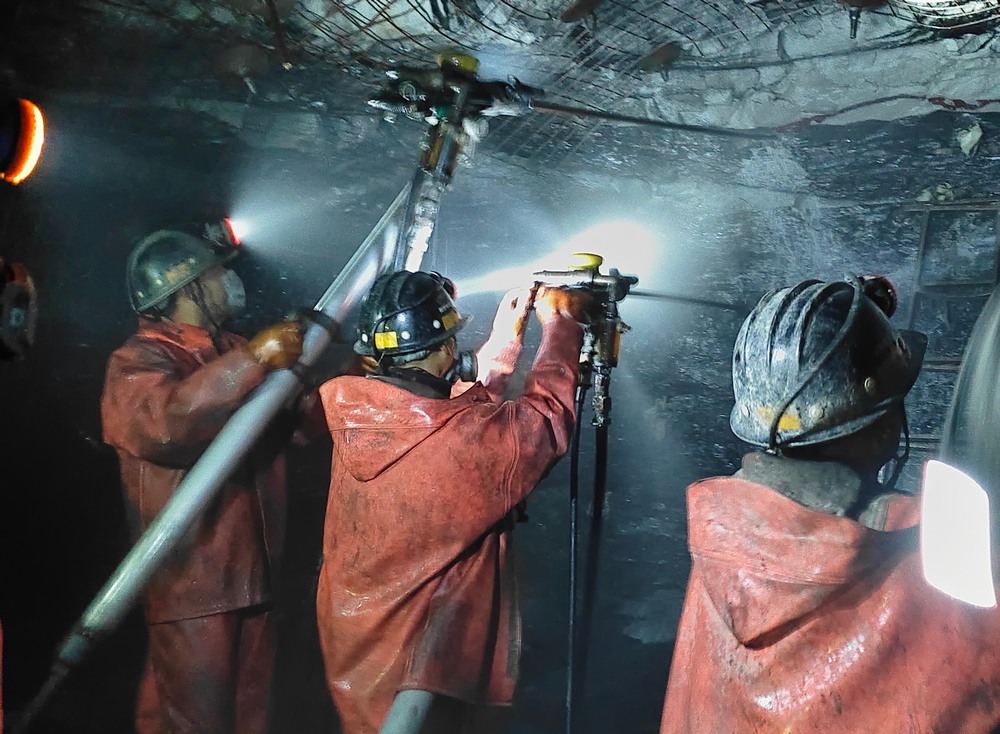 陕煤建设矿建三公司承建的华龙煤矿西翼进风立井安全顺利落底