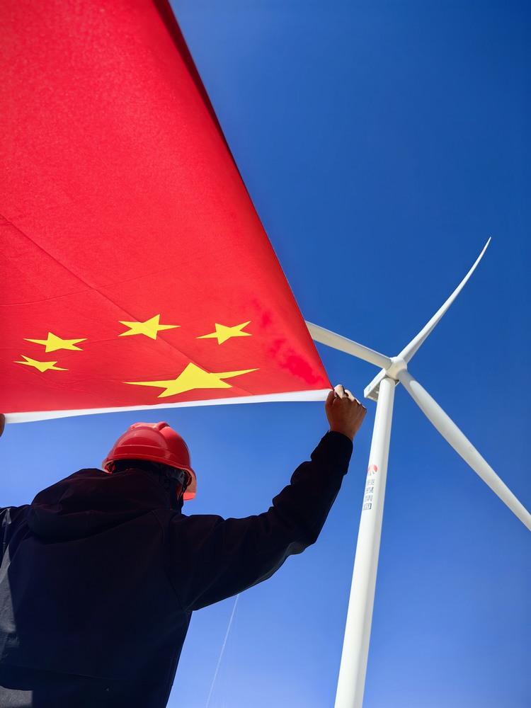 陕煤建设者与国旗合影，共筑强国梦