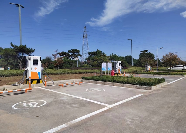 陕煤建设川耀公司:崔仙服务区充电桩安装,为绿色出行“加油”