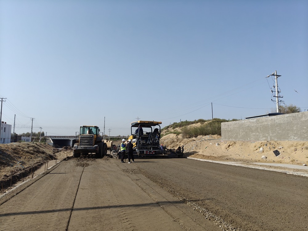 陕煤建设路桥分公司物流园区二号进场道路大干快上,吹响项目建设“冲锋号”