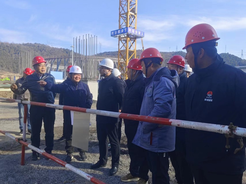 黄陵矿业集团有限责任公司副总经理薛国华深入陕煤建设基层项目检查指导