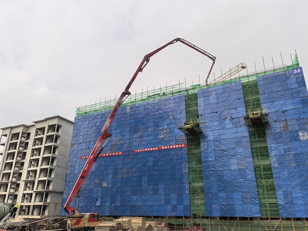 陕煤建设天工公司承建的大秦·山水逸境项目3#楼工程主体结构顺利封顶