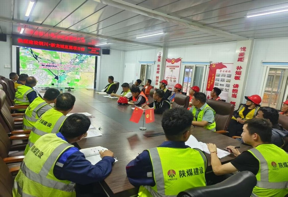 陕煤建设新龙城直属项目部：雨中坚守筑匠心 防汛施工两不误