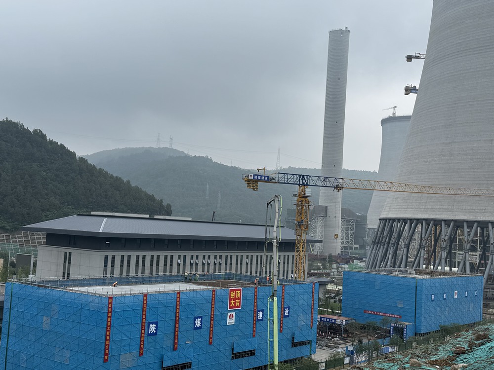 黄陵店头电厂二期2X1000MW机组扩建项目材料库与检修间主体结构顺利封顶