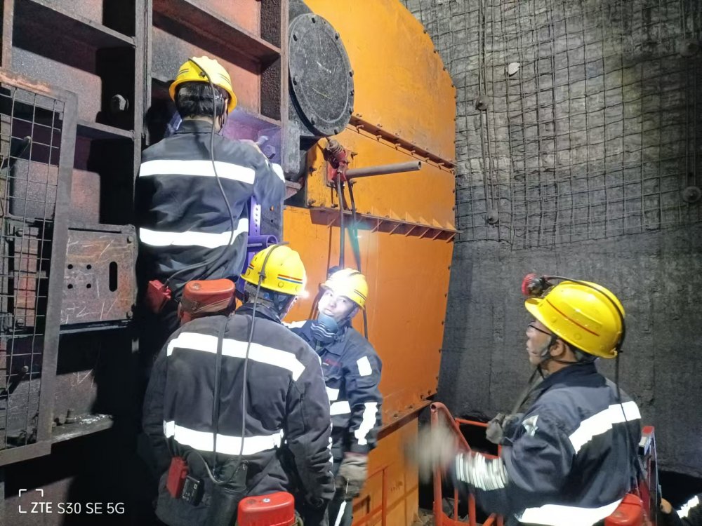 陕煤建设韩城分公司张家峁项目部：2206胶运顺槽胶带机及电控系统安装工程顺利通过竣工验收